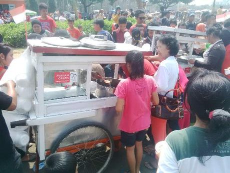 &#91;Kelakuan Nastak&#93; Pedagang Bakso Gratis Pasrah Saat Ratusan Warga Menjarah di Monas