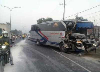 Bus Sumber Selamat Tabrak Truk Gandeng, ( TAPI TIDAK TERBAKAR)