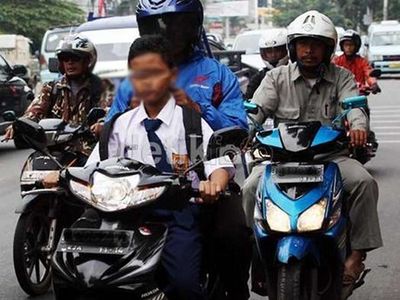 Masih SMP Kok Bawa Motor ke Sekolah, Dik?