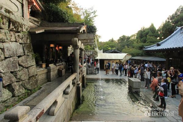 Kuil di Jepang Ini Punya Air Anti Jomblo