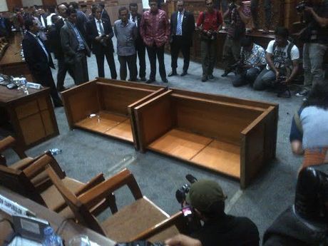 Romy banting meja di rapat DPR Gara-2 Komentar ' Fuckri " Hamzah