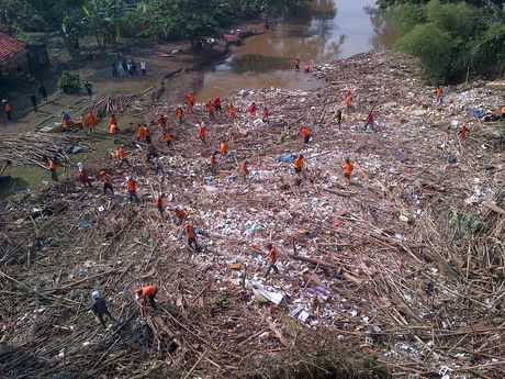 Sok ngomong banjir buang sampah masih sembarang !!!