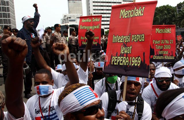 Warga Papua Berikat Kepala Bintang Kejora Demo di HI