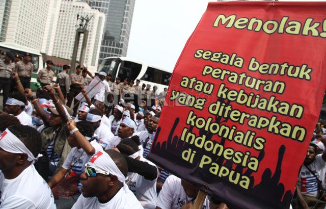 Warga Papua Berikat Kepala Bintang Kejora Demo di HI