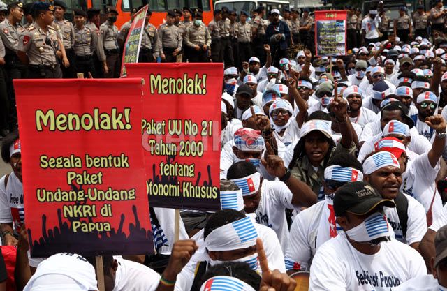 Warga Papua Berikat Kepala Bintang Kejora Demo di HI