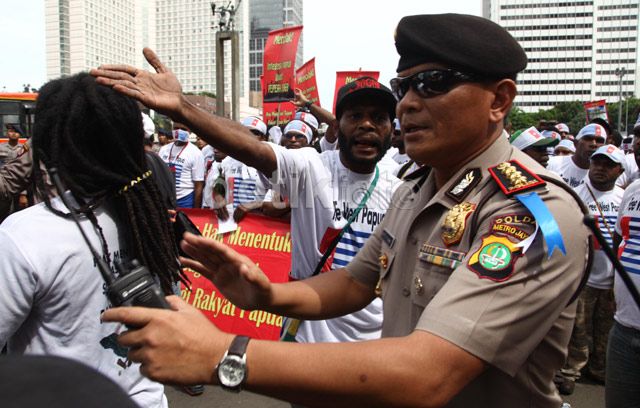 Warga Papua Berikat Kepala Bintang Kejora Demo di HI