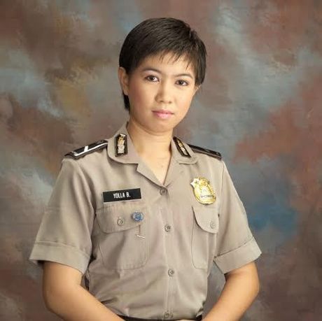 picindonesian-police-woman-in-action