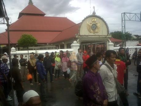 &#91;Jogja banget&#93; Keraton Yogya Gelar Garebeg Maulid Nabi, Ribuan Warga Kumpul di Masjid