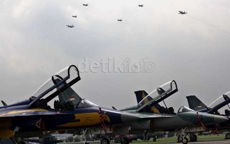 &#91;Selingan&#93; 10-an Jet Tempur Wira-wiri di Langit Jakarta Timur 