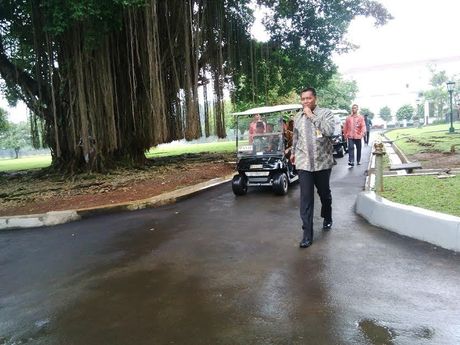 KPK - Polri kisruh, Jokowi naik golf car abis solat jum'at