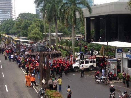 &#91;Indon Menuju Chaos!&#93; Masa Pro dan Kontra KPK Berhadap-hadapan Saling Orasi 