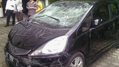Seruduk Mobil dan Motor, Pengemudi Jazz Juga Tabrak Polisi di Bandung 