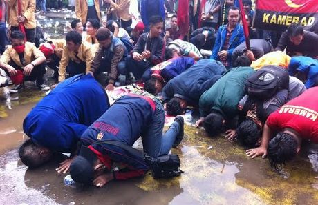 Tak Hanya Polisi, Mahasiswa yang Pakai Atribut Kamerad ini Juga Sujud Syukur untuk BG