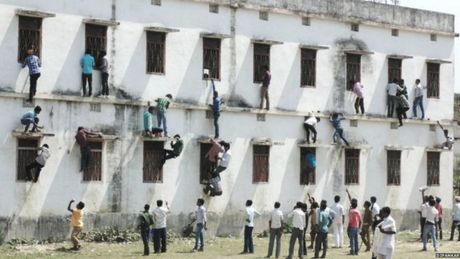 Kisah Contek Massal di India: Ortu Panjat Gedung hingga Pakai Galah