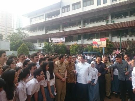 Jokowi, Ahok dan Anies Tinjau UN di SMA 2 Jakarta