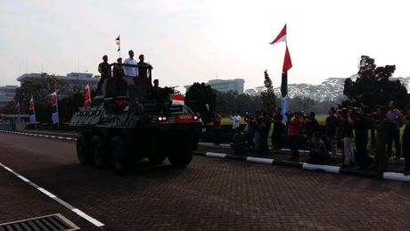 Memasuki Mabes TNI, Jokowi Naik Panser Anoa