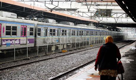 Tabrak Motor di Perlintasan Liar Cilejit, KRL Ditimpuki Warga Pakai Batu