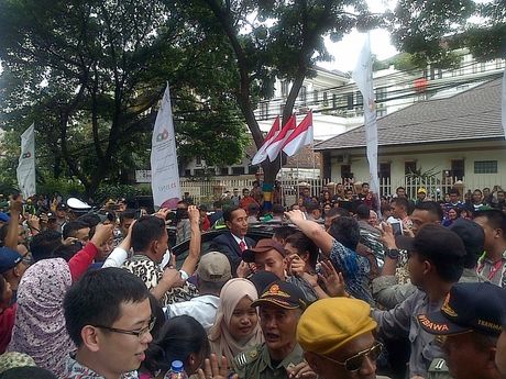 &#91;PANASBUNG LEBAY&#93; Jokowi Turun dari Mobil, Ratusan Warga Bandung Histeris
