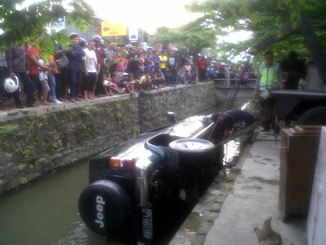 Nissan terrano masuk &quot;gorong-gorong&quot; jadi tontonan warga mataram yogya