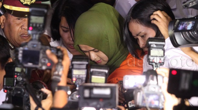 &#91;foto news&#93; Gubernur Gatot dan Istri Ditahan KPK