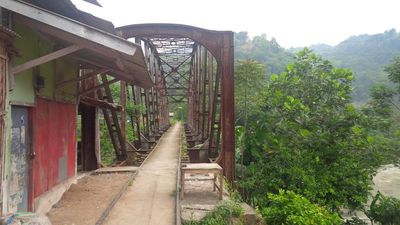 Ini Penampakan Rel 'Mati' Terbengkalai di Pinggir Jalan