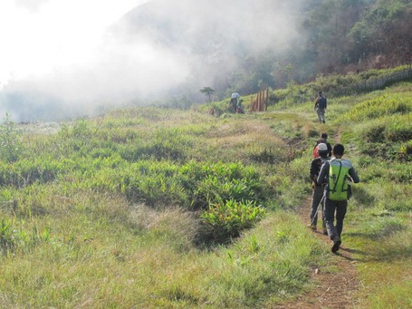 Cuma di Papua, Naik Gunung Dipalang