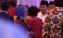 momen-langka-megawati-dan-prabowo-salaman-di-acara-pan