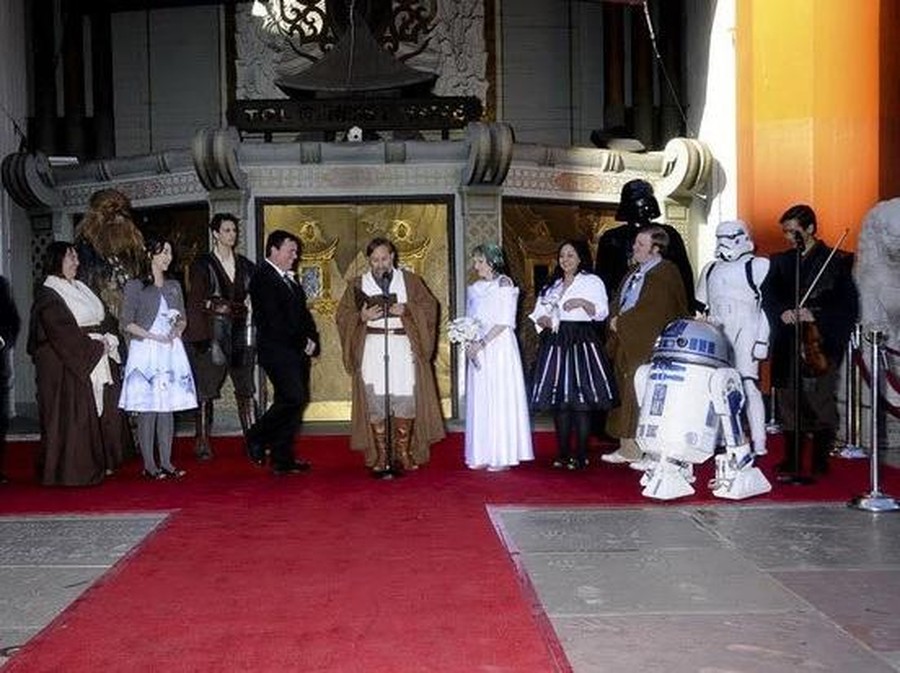 Pasangan Penggemar Star Wars Menikah di Premier 'The Force Awakens'