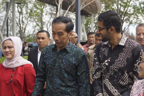 Jokowi Disambut CEO Google yang Berbatik