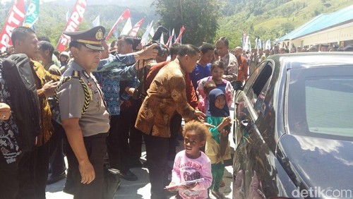 Senangnya Bocah Ini Papua Dapat Buku Tulis dari Jokowi