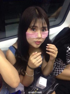&#91;17++&#93; Rombongan Wanita Pakai Masker Kondom di Kereta Jadi Viral