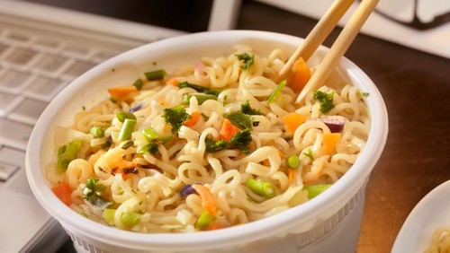 Lewat Snapchat, Kylie Jenner Ungkap Resep Ramen Favoritnya