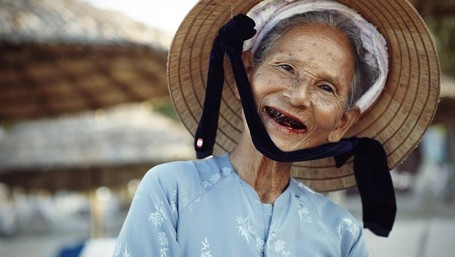 Cantik Itu... Wanita yang Giginya Hitam