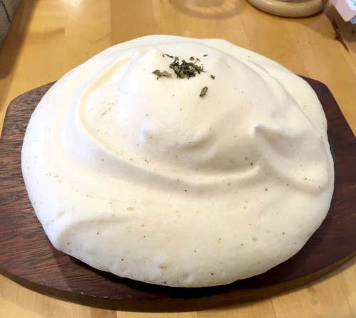 Nyamm! Tak Diselimuti Telur Dadar, Omurice di Tokyo Ini Ditutupi Busa Putih