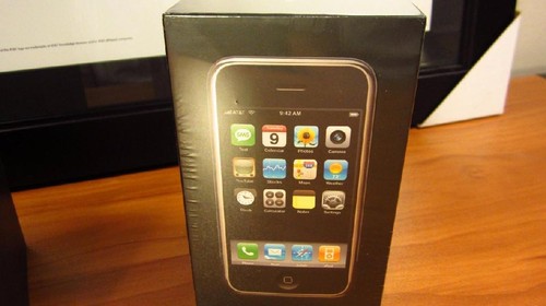 Edan! iPhone Jadul Dijual Seharga Mobil Baru