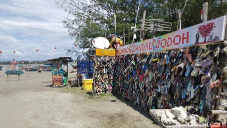 Temukan Pasanganmu di Pantai 'Sandal Jodoh'