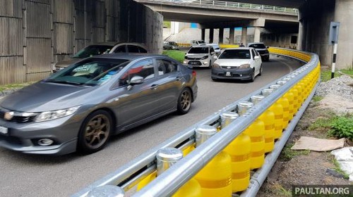 kurangi-kecelakaan-malaysia-pasang-pembatas-jalan-tol-dari-tong