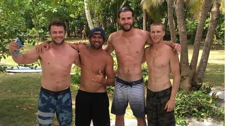 Aktor Liam Hemsworth Liburan di Mentawai
