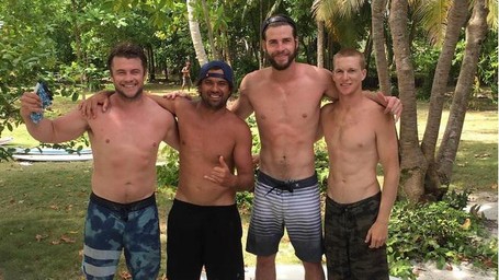 aktor-liam-hemsworth-liburan-di-mentawai