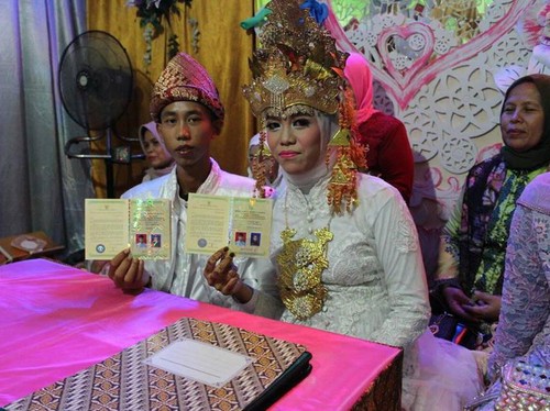 Nikah Usia 15 Tahun Bikin Pasangan SMP Ini Populer di Medsos