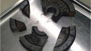 (Pic] Malangnya Pria Ini, Mr P-nya Terjepit Barbell Saat Olahraga di Gym!