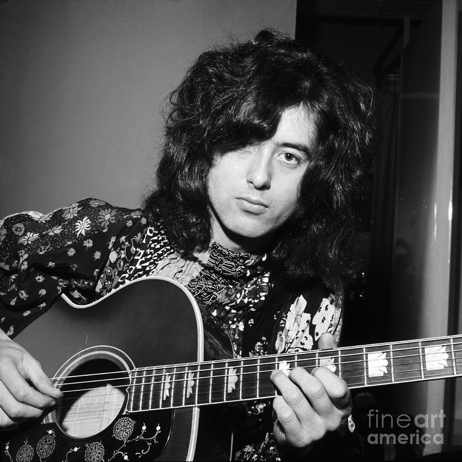 10 gitaris terhebat sepanjang masa
