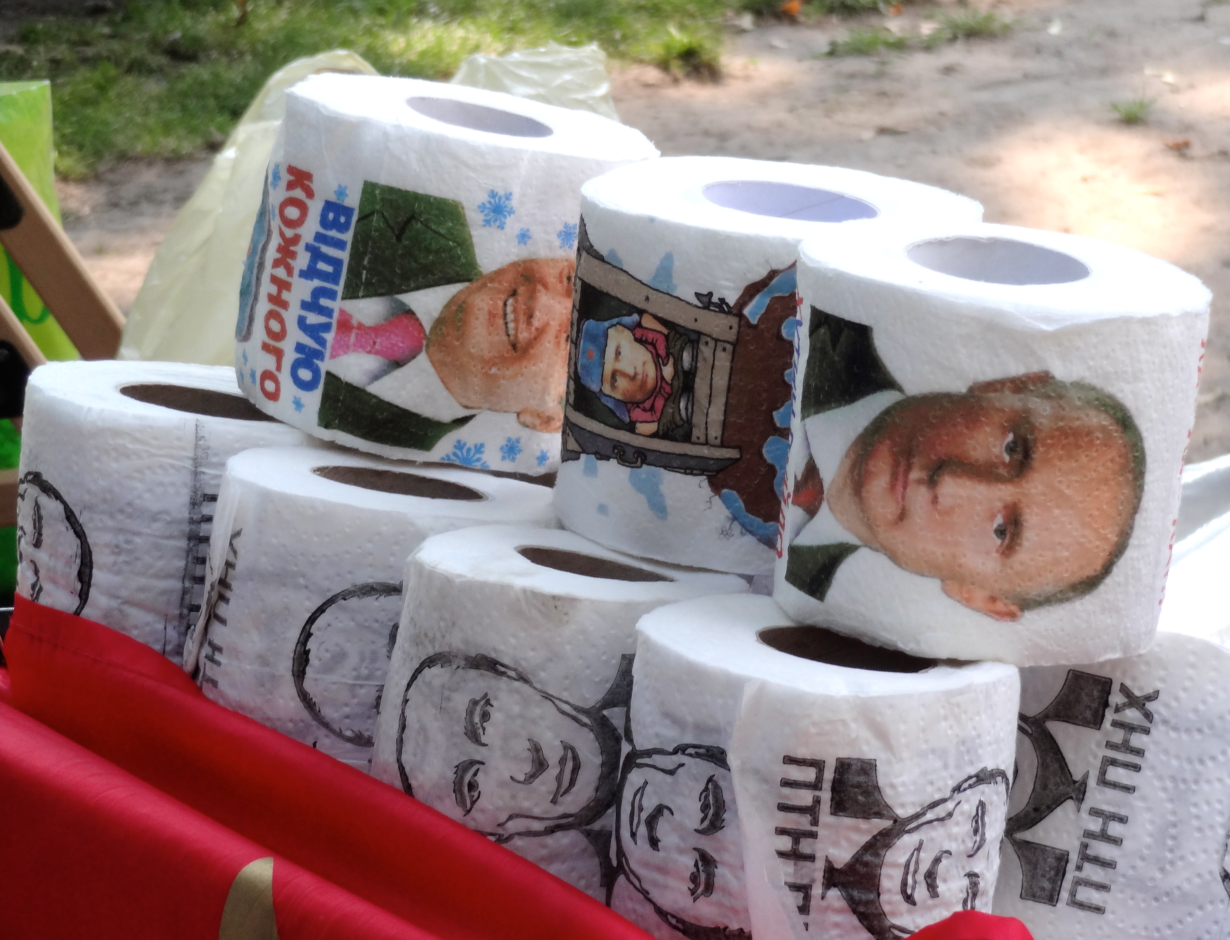 Туалетная бумага с зеленским. Туалетная бумага Путина. Туалетная бумага с Путиным. Украинская туалетная бумага. Туалетная бумага с президентом.