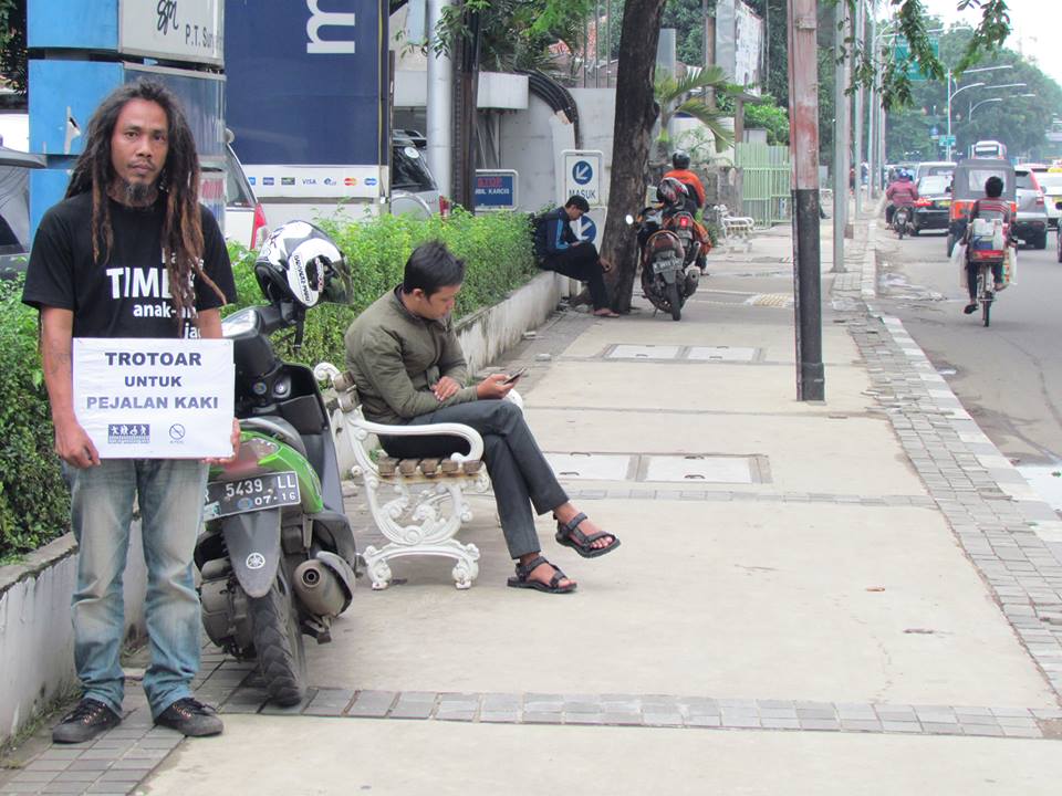 Pemotor yang Tetap Cuek Terobos Trotoar Kala Macet