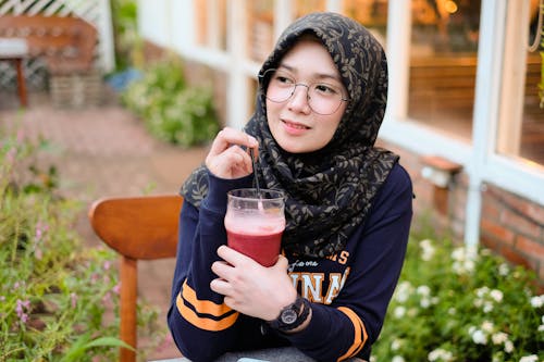 sista hijabers suka pakai kacamata? yuk intip style kekinian ini