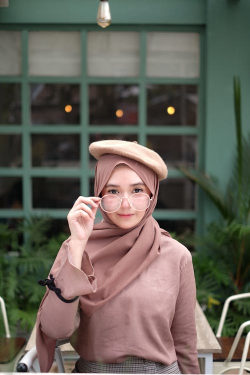 sista hijabers suka pakai kacamata? yuk intip style kekinian ini