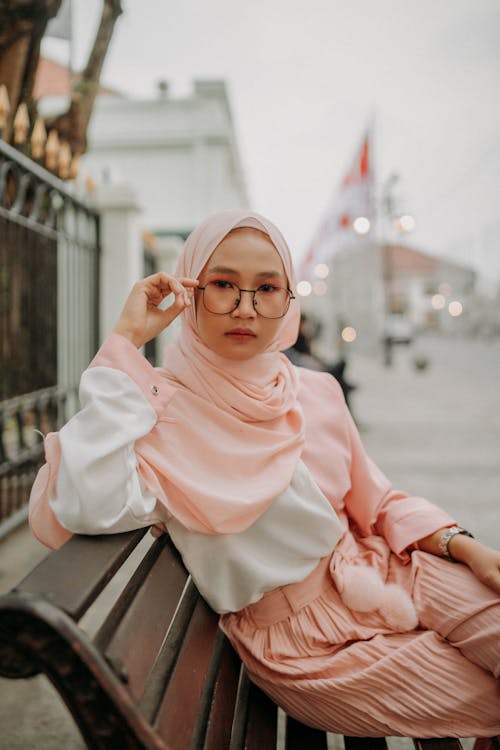 sista hijabers suka pakai kacamata? yuk intip style kekinian ini