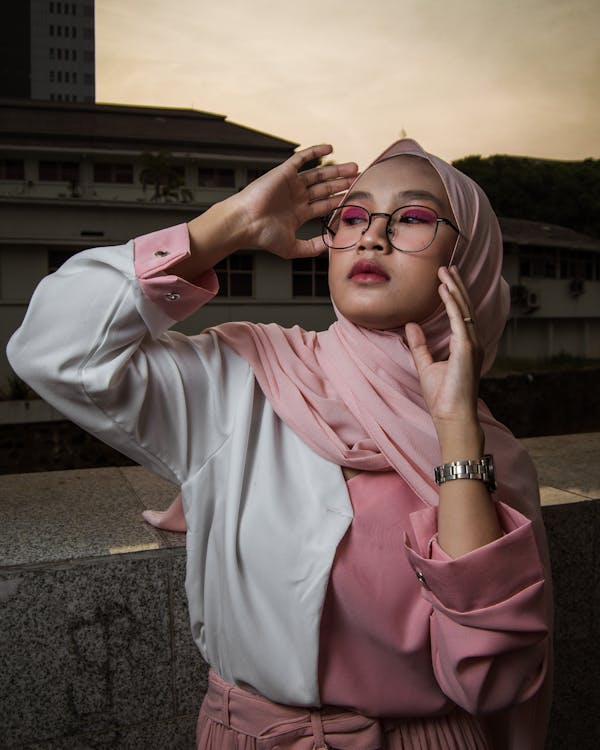 sista hijabers suka pakai kacamata? yuk intip style kekinian ini