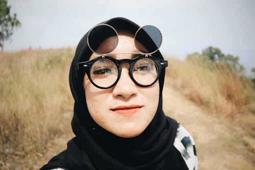 sista hijabers suka pakai kacamata? yuk intip style kekinian ini