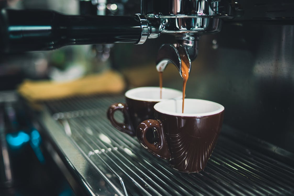 "Kopi: Lebih dari Sekedar Minuman Pagi yang Bikin Tegang! ☕️✨"